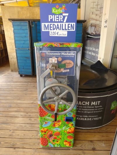 Münzautomat Pier 7 by Karl`s in R.-Warnemünde – Titelbild