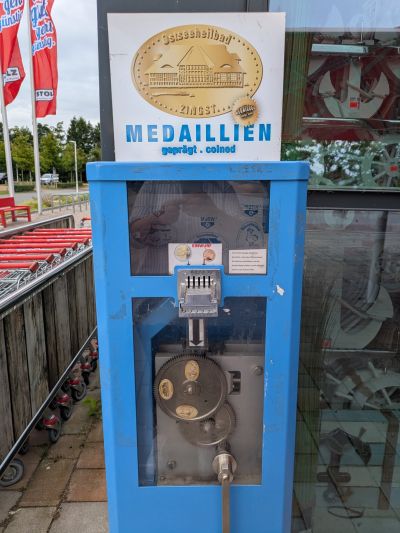 Souvenirmünze – Motiv von Münzautomat Kaufhaus Stolz (Zingst Fischland/Darß)