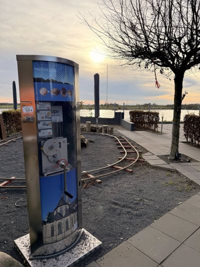 Münzautomat Biergarten an der Rheinpromenade in Wesel – Titelbild