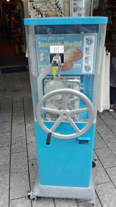 Münzautomat Fürstentum Liechtenstein Automat blau in Vaduz – Titelbild