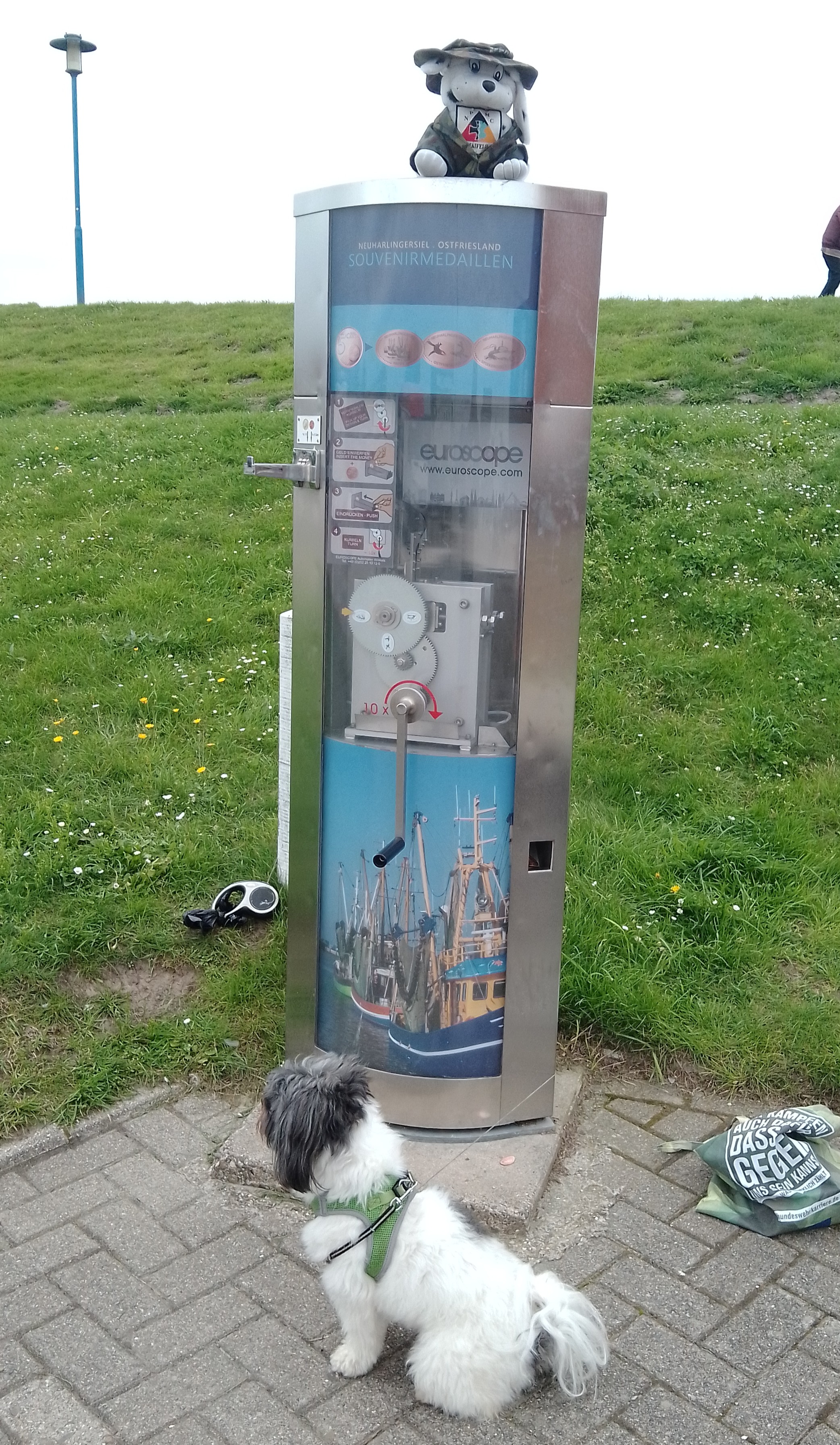 Münzautomat Deichzugang beim Rettungsschuppen (Ausstellung) in Neuharlingersiel