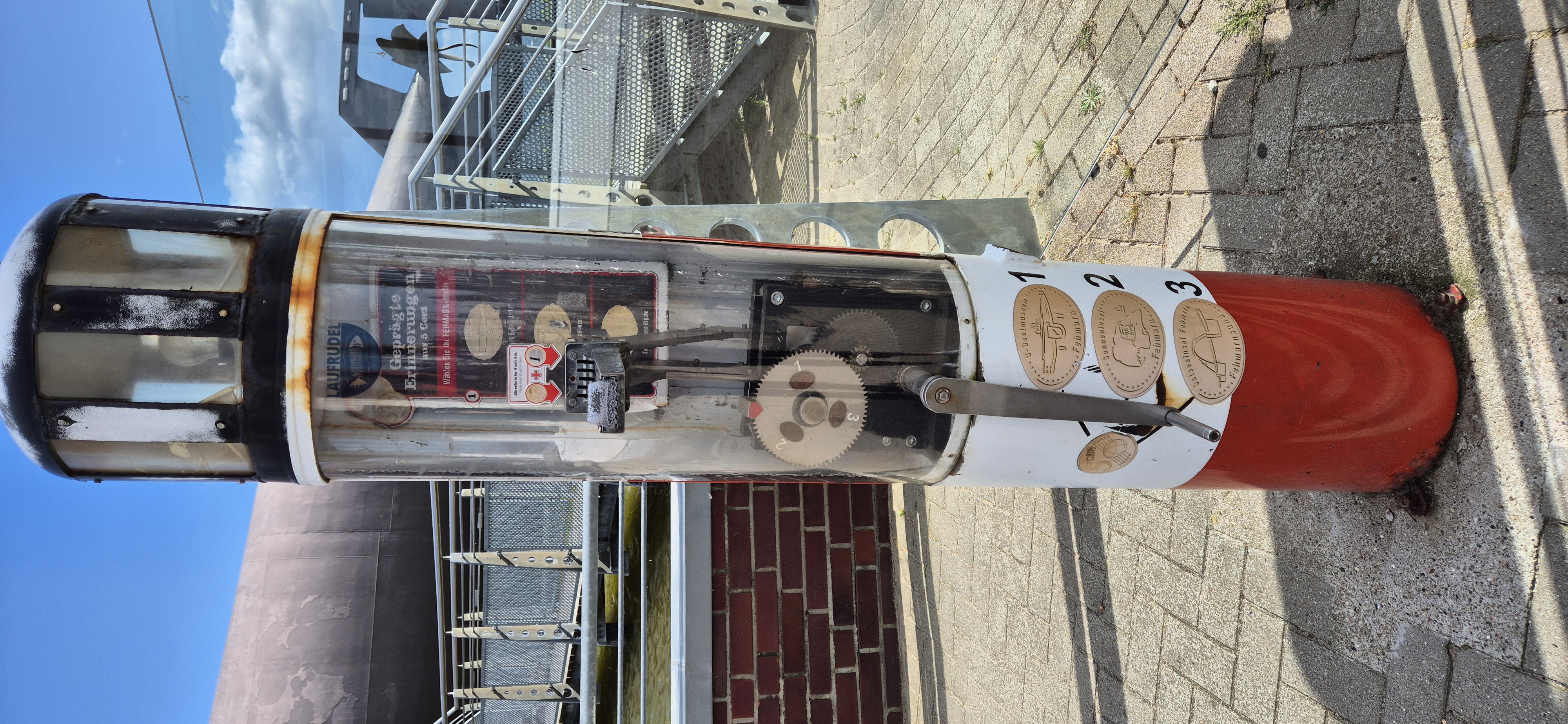 Münzautomat Leuchtturm am U-Boot-Ausgang in Fehmarn