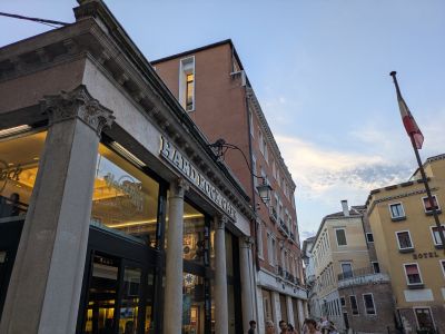 Hard Rock Cafe , Restaurant & Shop
