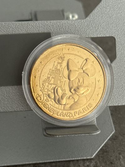Minnie Mouse mit Disneyschloss – Souvenir Medaille – Vorderseite