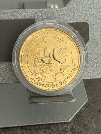 Mickey Mouse mit Eiffelturm – Souvenir Medaille – Vorderseite