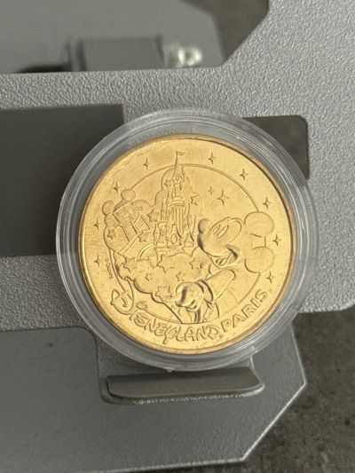 Mickey Mouse mit Disneyschloss – Souvenir Medaille – Vorderseite