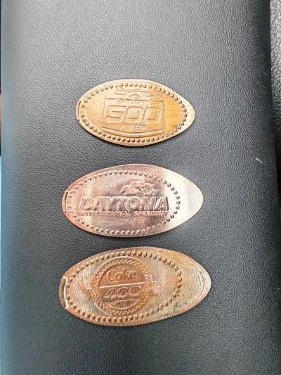 Souvenirmünze – Motiv von Münzautomat Daytona International Speedway (West International Speedway Boulevard 1801, 32114 Daytona Beach)